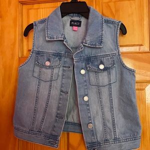 GIRLS SLEEVE-LESS LIGHT DENIM JACKET